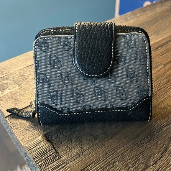 Dooney & Bourke Vintage Signature Logo Zip around wallet - Picture 2 of 16